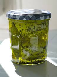 Mozzarella Di Buffala Marinee Recouvrir Deux Mozzas D Huile D Olive Et Laisser Mariner Une Nuit Au Frigo Avec Des Herbes Ici Thym Et Laurier Une Merveille