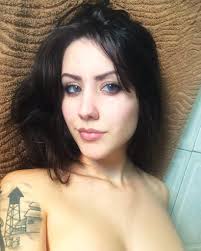 Gulosa Alexia Loren chupa macho, ganha porra na boca e segue chupando e engolindo tudinho