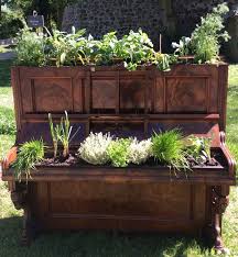 Das Musikhaus Ortel Hat Ein Ausrangiertes Klavier Zum Hochbeet Fur Kuchenkrauter Umgebaut Piano Decor Garden Containers Painted Pianos
