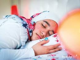 Tujuannya agar tidak ada cairan yang menggenang di bawah mata biang mata bengkak dan sembab. Cara Agar Mendapatkan Tidur Cukup Saat Ramadan