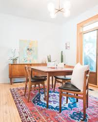 This Vintage Persian Rug Is A Great Way To Warm Up A Dining Room The Rug Under The Dining Table Tren Dining Rug Persian Rug Living Room Rug Under Dining Table