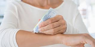 من بين الأعراض الجانبية التي من الممكن التعرض لها نتيجة استخدام الدواء ما يلي: Diprosone Cream And Ointment Betamethasone