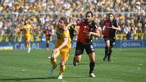 El conjunto auriazul llevaba solo 3 puntos de ventaja sobre su clásico rival —con cuatro por jugarse—, por lo que con un empate o una victoria se aseguraría el título de campeón. Rosario Central Newell S Por La Copa De La Liga Profesional Dia Hora Formaciones Y Como Verlo Online Y Por Tv Goal Com