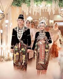 Jun 23, 2021 · mereka berharap mereka bisa berkolaborasi dengan band metal asal as seperti system of a down, dan rage against the machine. Pakaian Pengantin Adat Jawa Hijab Info Gtk