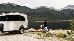 The camping trailer is inspired by the great outdoors, and features a gray and green seating upholstery along with yellow accents on the stitching and the the 2020 airstream basecamp can also be used with an optional tent system that will enable travelers to expand their living space and enjoy more area. Airstream Basecamp X Dieser Wohnwagen Halt In Jedem Gelande Durch Stern De