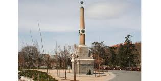 Originalmente los obeliscos se asociaban con el culto al dios sol. Obelisk An Der Castellana Tourismus Madrid