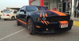 صور فورد موستنج معدلة بشكل استثنائي للبيع في أبوظبي بسعر مبالغ به موقع تيربو العرب Sports Car Car Vehicles
