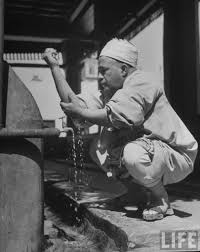 مصر زمان الوضوء قبل الصلاة عام 1947 م يا أيها الذين آمنوا إذا نودي للصلاة من يوم الجمعة فاسعوا إلى ذكر الله وذروا Egypt History Historical Figures History