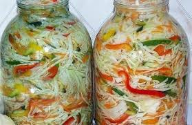 салат из капусты перца моркови и лука на зиму 5 Vkusnejshih Receptov Salatov Iz Kapusty Na Zimu Zagotovki Osennij Salat Salat Iz Kapusty I Kapusta