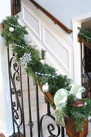 Christmas garland stair und vieles mehr. How To Decorate With Christmas Garland And Live Greenery
