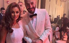 انتقد مهاجم ريال مدريد، الفرنسي كريم بنزيما، نشيد بلاده الوطني لأنه يدعو للحرب، كما أنه دافع عن نفسه في وجه صافرات الاستهجان التي يتلقاها من قسم من جماهير فريقه. Ø¹Ù‡ÙˆØ¯ Ø§Ù„Ø¹Ù†Ø²ÙŠ ÙÙŠ Ø¹ÙŠØ¯ Ù…ÙŠÙ„Ø§Ø¯ Ø§Ù„Ù„Ø§Ø¹Ø¨ ÙƒØ±ÙŠÙ… Ø¨Ù†Ø²ÙŠÙ…Ø§ Ù‡Ø§Ø´ØªØ§Ù‚Ø§Øª ØµØ­ÙŠÙØ© Ø¥Ù„ÙƒØªØ±ÙˆÙ†ÙŠØ© Ø´Ø§Ù…Ù„Ø© Ù…Ø³ØªÙ‚Ù„Ø©