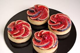 Une Tartelette Fait D Une Pate Brisee Aromatisee A L Anis Des Figues Miel Et Un Noyau Brulee Vanille Creme Et Quelques Tranches De Fi Recettes De Cuisine Mini Tarte Et Presentation