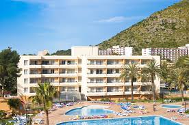 Borrowed from french hôtel, from middle french hostel, from old french ostel, from late latin hospitālis, hospitāle (hospice, shelter, guesthouse), from latin hospitalis (hospitable). Hotel Definition Und Bedeutung Collins Worterbuch