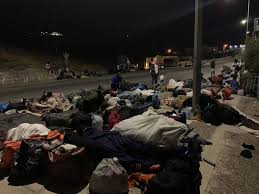 Μόρια: Εικόνες ντροπής, απουσία του κράτους - Στον δρόμο χιλιάδες μετανάστες  [vids & pics] | Flash.gr