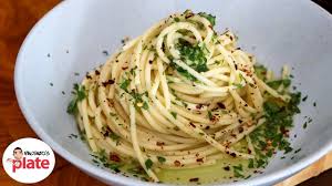 Karena pada dasarnya hanya bawang putih dan minyak, anda bisa tambahkan parutan keju agar rasanya semakin mantap. Spaghetti Aglio Olio E Peperoncino Pasta Aglio E Olio Recipevincenzo S Plate