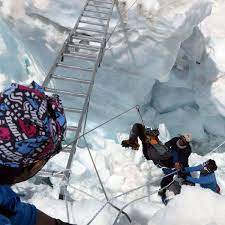 Mount everest—known in nepali as sagarmatha and tibetan as chomolungma—straddles the border between nepal and tibet at the crest of the himalayan mountain chain. Everest Sherpas Kommen Bei Lawine Ums Leben Bergung Der Leichen Der Spiegel