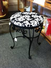 Black And White Vanity Stool A Old Wrought Iron Vanity Stool Took And Painted It A New Black And Then Added New Fun Black And White Fabric F Decoracao De Ferro Decoracao Ferro Forjado