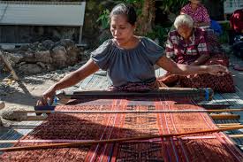 Ketahui sejumlah keistimewaan yang dimiliki kain tenun insana khas ntt. Pecinta Kain Tenun Wajib Mengunjungi 5 Desa Tenun Diindonesiaaja Berikut Ini Indonesia Travel