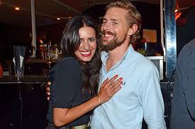 Ich wollte unbedingt eine serie über die menschen machen, die dort arbeiten, und deren zusammenstellung. Erster Liebesauftritt Klaas Heufer Umlauf Zeigt Sich Mit Seiner Freundin