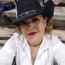 En su camino, Katy conoce a la abejita 5344, que no hace otra cosa que  llevar miel todos los días a su colmena... 🦋😍 #GeneracionBurbujas  #KatyLaOruga