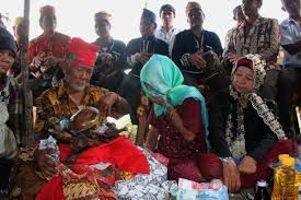 Orang kampung akan berkumpul di rumah si mati. Belajar Menghargai Kematian Melalui Ritual Tiwah Suku Dayak Kalimantan