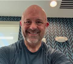 B£hind every girl , there's a sad st0ry of a guy whose Surname starts with  "M"...😂😂