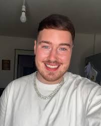 Simmer down lemme nurture the back side😎 (found my ringlight) ♍️💫 . . . .  . . . . . . . . #instagood #instasmile #fyp #viral #haircut #rapper