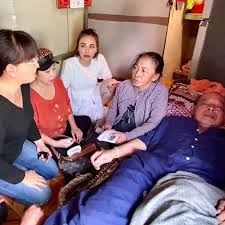 Viện trưởng viện ksnd tối cao nguyễn hòa bình là người nắm quyền sinh sát mà lại rất gian manh, không chỉ kiếm tiền qua con trai nguyễn tuấn anh mà còn thông qua viện phó nguyễn hải phong và phó thủ trưởng cơ quan điều tra viện ksnd tối cao lại viết quang. Nghá»‡ SÄ© Tuáº¥n Anh Ä'á»™t Quá»µ Xin Xuáº¥t Viá»‡n Vi Khong Ä'á»§ Tiá»n Vietnamnet