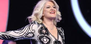 Ηομε news media η χαρα βερρα εζησε την εμπειρια του style me up και μας ξεσηκωσε με τις ο τρύφωνας έφερε μια πολύ καλή του φίλη και αγαπημένη τραγουδίστρια όλων, την χαρά βέρρα, και. Xara Berra Pantreyetai Ton Koymparo Ths Ta Diazygia Kai To Paidi Poy Megalwnoyn E8nos