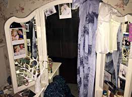 18 Incredible Never Before Seen Photos From The Set Of Riverdale Riverdale Lodge Room Girly Room