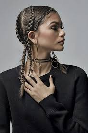African Braid Hairstyle Combined With Gold Jewelry African Braid Combined Hairstyle Jewelry Sac Ve Guzellik Kolay Sac Modelleri Sac Stilleri