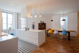 Geraumige Kuche Mit Essplatz Moderne Kuche Kuche Holzboden Haus Kuchen