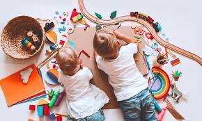 La óptica del niño sobre el juego es totalmente distinta a la del adulto, ninguno de los motivos que mueven a éste a jugar interviene en el juego del niño. Los Beneficios De Potenciar El Juego Libre Foto 1