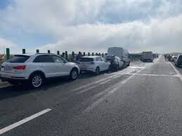 Este carambol uriaș, cu cel puțin 20 de mașini, vineri, pe autostrada soarelui, traficul fiind blocat. Ychwvxueu4cybm