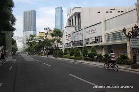 Jokowi juga memastikan bahwa pembatasan aktivitas akan lebih ketat dibanding sebelumnya. Ppkm Darurat Melebar Ke Luar Jawa Bali Ekonomi Kuartal Iii 2021 Bisa Loyo