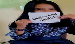 Sisindiran bahasa sunda adalah seni menyusun bahasa yang terbentuk dari sampiran dan isi untuk menyampaikan maksud tertentu. Sisindiran Bahasa Sunda Kumpulan 50 Pantun Pilihan