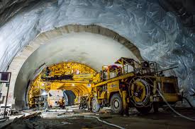Cận cảnh thi công hầm xuyên núi lớn nhất trên tuyến cao tốc Bắc - Nam