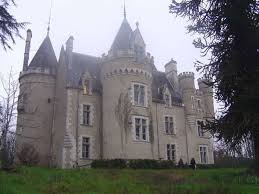 Le Chateau De Fougeret Queaux France Chateau Hante Maison Hantee France Maison De Campagne Francaise