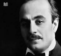 فنركضُ لِنُسوِّيَهُ بخوفٍ طاهرٍ وارتباكٍ جميل. وكنَّا إذا لمحْنَا قطعةَ  خُبزٍ مُلقاةً على الأرض، أسرعْنَا نلتقطُها، نرفعُها إلى مكانٍ عالٍ، ونُرسلُ  معها قُبلةَ اعتذارٍ إلى الله… فأيَّةُ أرواحٍ بريئةٍ طاهرةٍ خسِرْنَاها في