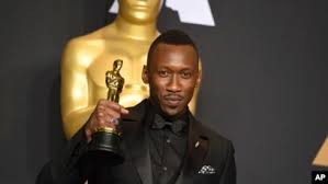 An egomaniacal film star develops a relationship with a young dancer against the backdrop of hollywood's silent era. Coup De Theatre Aux Oscars Moonlight Meilleur Film