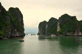 La baia di ha long (letteralmente la baia del dragone che discende) è una tappa obbligatoria per i visitatori del vietnam. Baia Halong I Contro Di Una Delle 7 Meraviglie Naturali
