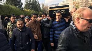 ويعتبر المخرج السوري حاتم علي هو ممثل وكاتب ومخرج سوري كما انه بدأ حياته بالكتابة المسرحية وكتابة النصوص الدرامية والقصص القصيرة ثم بعد ذلك حصل على إجازة في. S4utviqrsxdejm