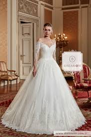 Model Pieta Prenses Yaka Ges Kollu Pieta Modeli Kristalize Tas Isli Muhtesem Danteliyle Simdi Dreamon Magazalarinda Dreamon Gelinlik Dantel Gelinlik Evlilik