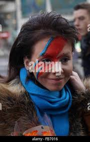 Regno Unito. 11 gennaio, 2016. David Bowie omaggio dal fotografo Brian  Harris la mattina dell'annuncio della sua morte all'età di 69 in New York.  11 gennaio 2016 David Bowie, vero nome David