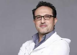 أعلن الإعلامي شريف مدكور، مقدم برنامج 4 شارع شريف، عبر شاشة الحياة، عن إصابته بفيروس في الدم بسبب قلة مناعته لتلقيه العلاج الكيماوي خلال بث مباشر عبر حسابه. Ø´Ø±ÙŠÙ Ù…Ø¯ÙƒÙˆØ± Ø¹Ù…Ù„ ÙÙŠ ØºØ³Ù„ ÙˆØªÙƒÙÙŠÙ† Ø§Ù„Ù…ÙˆØªÙ‰ ÙˆØ£ ØµÙŠØ¨ Ø¨Ù‡Ø°Ù‡ Ø§Ù„Ø£Ù…Ø±Ø§Ø¶