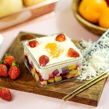 Pada salad buah yang anda buat sendiri, anda bisa mengkreasikan isinya sesuai dengan buah kesukaan anda. Salad Buah Enak Yang Cocok Dinikmati Sehabis Makan Daging Ada Di Sini