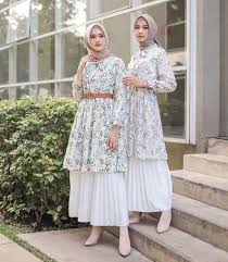 Berikut ini pilihan baju kondangan terbaru, seperti dress batik kondangan, gamis dan kondangan tradisional jawa. Ide Baju Couple Dengan Sahabat Untuk Acara Resmi Dan Hangout Humairoh Com