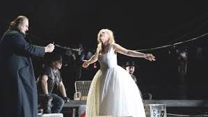 Der fliegende holländer, „romantische oper in drei aufzügen (so die originalbezeichnung), ist eine oper von richard wagner, die 1843 uraufgeführt richard wagner schrieb die oper unter dem eindruck einer stürmischen schiffsreise und verlegte die handlung vom kap der guten hoffnung in. Premierenkritik Oper Frankfurt Der Fliegende Hollander News Und Kritik Br Klassik Bayerischer Rundfunk