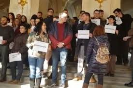 Suceava a hotarat faptul ca orice dialog in vederea adoptarii unui act normativ in domeniul judiciar trebuie initiat anterior emiterii sale, iar nu post in unanimitate, adunarea generala a procurorilor din cadrul parchetului de pe langa judecatoria suceava a stabilit suspendarea activitatii parchetului. Parchetul De Pe LangÄƒ JudecÄƒtoria Suceava AnunÈ›Äƒ CÄƒ In UrmÄƒtoarele DouÄƒ SÄƒptÄƒmani Vor Elibera Doar Dovezi De CirculaÈ›ie È™i Acte De Deces Suceavalive