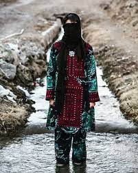 توضیحات راجع به لباس بلوچی در فرهنگ مردم بلوچ پوشش زنان بلوچ از ارزش بالایی برخوردار است لباس مورد علاقه زنان balochi dress instagram posts illustration art